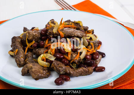 Rinderleber, Zwiebeln, Karotten gebraten auf Palte. Studio Photo Stockfoto
