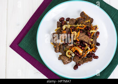 Rinderleber, Zwiebeln, Karotten gebraten auf Palte. Studio Photo Stockfoto