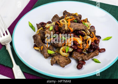 Rinderleber, Zwiebeln, Karotten gebraten auf Palte. Studio Photo Stockfoto