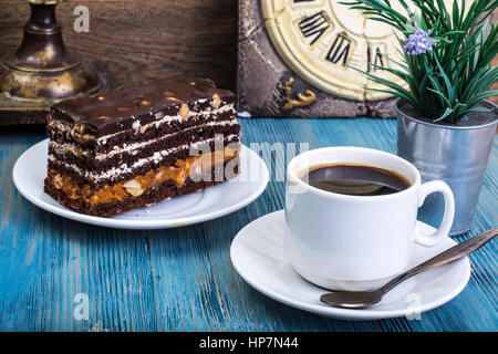 Schokolade Kuchen mit Karamell und Nüssen auf blauem Hintergrund. Studio Photo Stockfoto