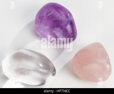 Drei polierte Steine, Bergkristall, Amethyst, Rosenquarz Stockfoto