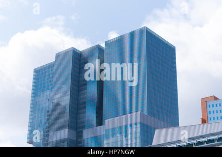 ROTTERDAM, Niederlande - 14. Mai 2016: Niedrigen Winkel Blick auf die berühmten Wolkenkratzer 'Rotterdam'. Es ist ein multifunktionales Gebäude auf der Wilhelmina-Torte Stockfoto