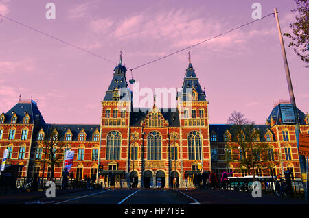 Dies ist das Rijksmuseum in Amsterdam, dieses Foto wurde während des Sonnenuntergangs. Diese Fotografie ist ideal, wenn Sie Bilder über diese suchen! Stockfoto