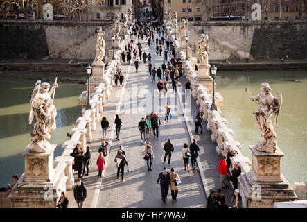 Ponte Sant'Angelo neben Castel Sant'Angelo in Rom, Italien. Stockfoto