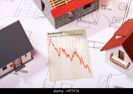 Diagramm zeigt sinkende Zinsen für Darlehen. Stockfoto