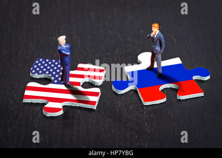 Puzzleteile mit den Flaggen der USA und Russlands Stockfoto