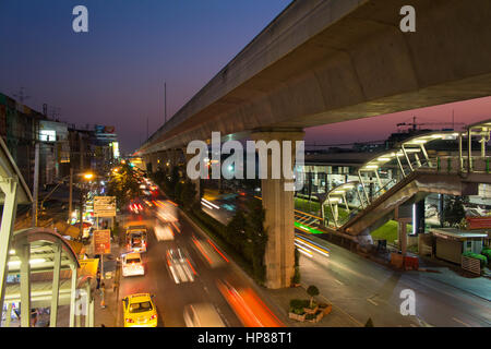 Bangkok, Thailand - Februar 13,2017: Bangkok Verkehrsfluss Abend rechtzeitig an der Sukhumvit Road Stockfoto