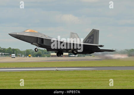 Lockheed Martin F-22 Raptor Stealth Kampfflugzeug startete 2016 bei der Royal International Air Tattoo in Fairford. Rollen nach oben Stockfoto