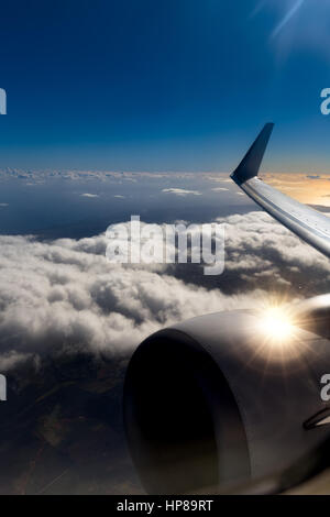 Blick aus dem Fenster eines Flugzeugs während Sonnenauf- oder Sonnenuntergang. Flügel Ansicht Sonnenuntergang Flugzeug, Sonnenuntergang Himmel Wolken Nacht. Flügel des Flugzeugs am Himmel. Flügel von einem airpla Stockfoto