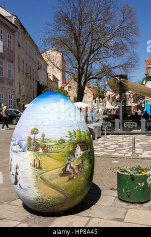 ZAGREB/Kroatien-APRIL 21: Alte Tkalciceva Straße in Zagreb am 21. April 2015 in Kroatien. Im Vordergrund gemalt viel Ei mit Bildern von berühmten Cr Stockfoto