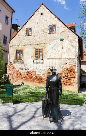 ZAGREB/Kroatien-APRIL 21: Alte Tkalciceva Straße in Zagreb am 21. April 2015 in Kroatien. Marija Juric Zagorka Denkmal, berühmter kroatischer Schriftsteller. Stockfoto