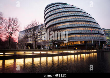 der Shard, Rathaus und Bürogebäuden in der Nacht, London, Uk Stockfoto