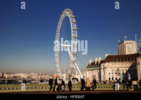 LONDON, UK - 26. Januar 2017: Das EDF Energy London Eye neben dem Fluss Themse, UK Stockfoto