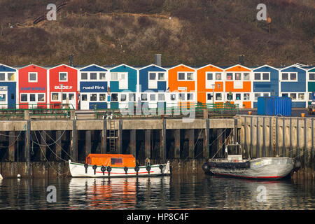 Helgoland, eine deutsche Insel in der Nordsee vor der Küste, Hafen mit ehemaligen Fischer Hütten, Hummer Hütten, genannt Hummerbuden, jetzt verwendet als Geschäfte, bars Stockfoto