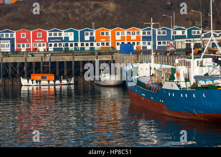 Helgoland, eine deutsche Insel in der Nordsee vor der Küste, Hafen mit ehemaligen Fischer Hütten, Hummer Hütten, genannt Hummerbuden, jetzt verwendet als Geschäfte, bars Stockfoto