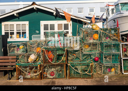 Helgoland, eine deutsche Insel in der Nordsee vor der Küste, Hafen mit ehemaligen Fischer Hütten, Hummer Hütten, genannt Hummerbuden, jetzt verwendet als Geschäfte, bars Stockfoto