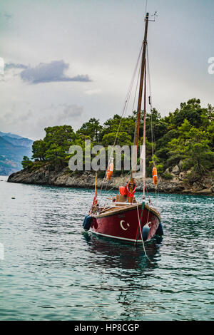 Kleine Segel Boot in der Bucht - Küçük Yelkenli Soguk Koyunda Demirli, roten und weißen Boot, Kirmizi Beyaz Tekne. SOGUK Su koyu Stockfoto