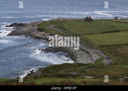 Die Küstenstraße entlang Cromwell Punkt bis zum Leuchtturm von Valentia Island. Stockfoto