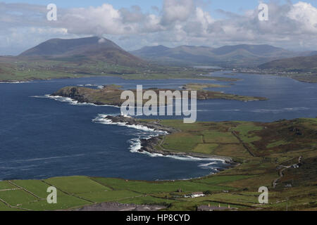 die Aussicht vom Geokaun Berg Valentia Island nach Nordosten in Richtung Doulous Kopf (links) und die Stadt Cahersiveen (rechts). Stockfoto