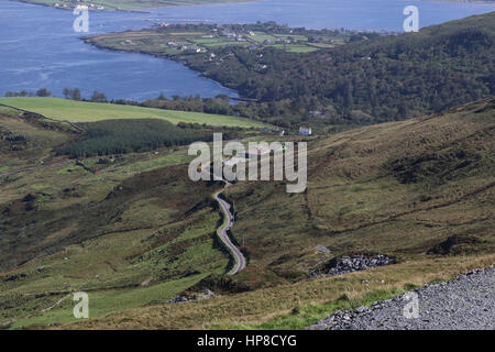 Die Aussicht vom Geokaun Berg Valentia Island Blick auf Knightstown und den Hafen. Die Renard Knightstown Fähre ist in der Aufnahme. Stockfoto