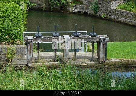 Mühlenteich mit Schleuse Wicklung Zahnräder, Brimscombe Mühle, Stroud, Gloucestershire Stockfoto