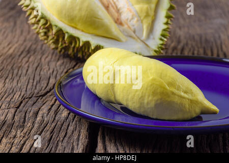 Closeup gelbe Reife Mon Thong Durian in Platte Stockfoto