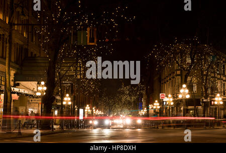 Vancouver, Kanada - 28. Januar 2017: Gastown, Vancouver in der Nacht mit Lichter in den Bäumen und Lichtspuren aus dem Verkehr. Stockfoto