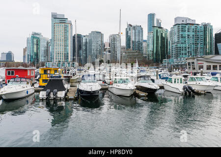 Vancouver, Kanada - 28. Januar 2017: Skyline von Vancouver mit Booten im Vordergrund Stockfoto