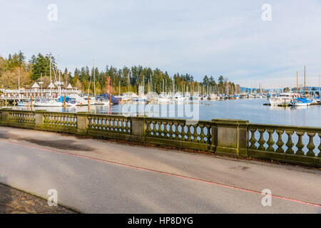 Vancouver, Kanada - 28. Januar 2017: Boote und Yachten in der Marina von Vancouver im Stanley Park Stockfoto