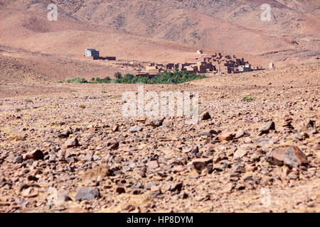 Draa River Valley Szene, Marokko.  Bäume zeigen kleine Oase für Dorf, umgeben von trockenen Land. Stockfoto