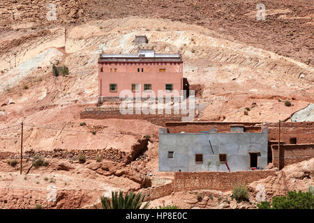 Marokko.  Die Landschaften entlang der Autobahn P1506 zwischen Ait Ben Haddou und Telouet, Atlas-Gebirge.  Zwei neue Häuser in einem ländlichen Dorf. Stockfoto