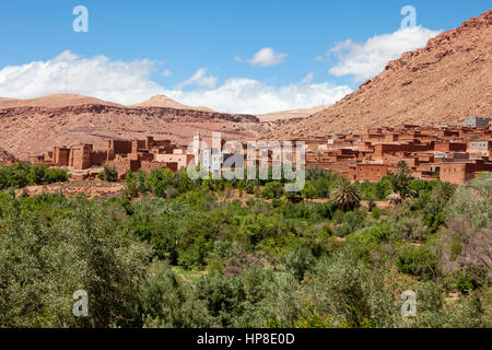 Marokko.  Die Landschaften entlang der Autobahn P1506 zwischen Ait Ben Haddou und Telouet, Atlas-Gebirge.  Dorf zeigen meist traditionellen Schlamm Bau techn Stockfoto