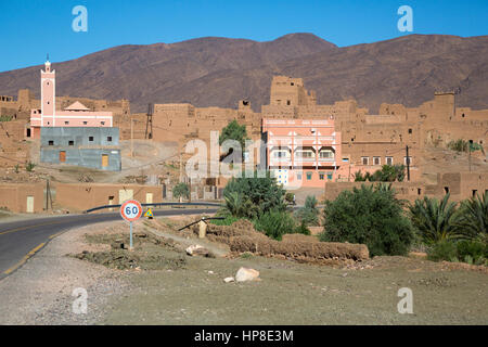 Draa River Valley, Marokko.  Neue Moschee, neues Haus, alte Häuser im Dorf. Stockfoto