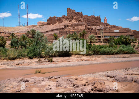 Atlas, Marokko.  Alten Ksar in Ruinen, moderne Gebäude im Vordergrund, Kommunikation Relais Türme auf Hügel. Stockfoto