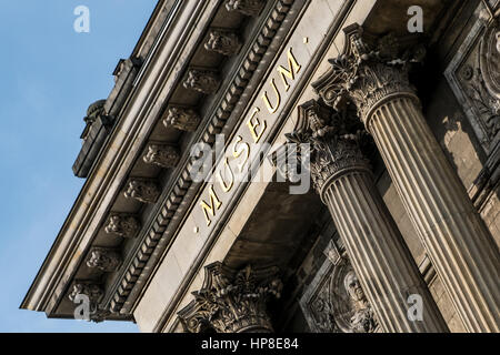 Berlin, Deutschland - 19. Februar 2017: Das Wort "Museum" auf historische Gebäude-Fassade des Humboldt-Museums in Berlin, Deutschland. Stockfoto