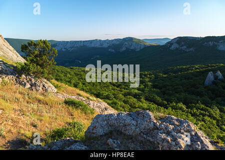 Südküste der Berge in der Dämmerung. Blick vom Gipfel des Berges Ilyas Kaya. Stockfoto