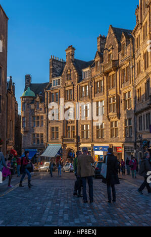 Blick auf die Victoria Street in Richtung West Bow in the Old Stadt Edinburgh Stockfoto