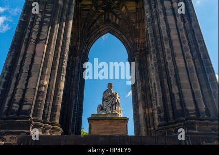 Die Statue von Sir Walter Scott unter dem Scott Denkmal in Princes st Gardens Edinburgh. Stockfoto