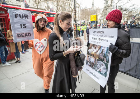 London, UK. 19. Februar 2017. Anti-Pelz-Proteste während der London Fashion Woche Credit: Guy Corbishley/Alamy Live News Stockfoto