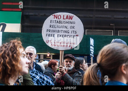 New York City, USA. 19. Februar 2017. Demonstranten auf der "I Am A Muslim Too"-Kundgebung am Times Square. Die Veranstaltung wurde organisiert, um Solidarität mit den Muslimen und die Politik der Regierung von Präsident Trump zu protestieren. Bildnachweis: Ward Pettibone/Alamy Live-Nachrichten. Stockfoto