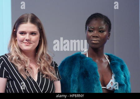 London, UK. 19. Februar 2017. Aktuelle Top-Modell der Farbe, Aramatou Tour und Charlotte Ambrose Moden feinste feiert den fünften Jahrestag des Förderwettbewerbs "Großbritanniens Top Designer". John Herrera, nahm eine innovative Designerin der philippinischen Erbe den Titel. Sonderangebot-Photo Credit: Peter Hogan/Alamy Live News Stockfoto