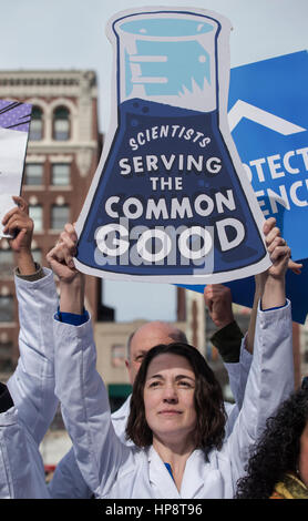 Boston, Massachusetts, USA. 19. Februar 2017.  Mehr als 1.000 Wissenschaftler und Wissenschaft Fürsprecher in Copley Square in Zentral-Boston während der Rallye "Stand Up For Science" versammelt. Bildnachweis: Chuck Nacke/Alamy Live-Nachrichten Stockfoto