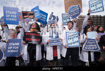 Boston, Massachusetts, USA. 19. Februar 2017.  Mehr als 1.000 Wissenschaftler und Wissenschaft Fürsprecher in Copley Square in Zentral-Boston während der Rallye "Stand Up For Science" versammelt. Bildnachweis: Chuck Nacke/Alamy Live-Nachrichten Stockfoto