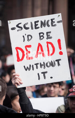 Boston, Massachusetts, USA. 19. Februar 2017.  Mehr als 1.000 Wissenschaftler und Wissenschaft Fürsprecher in Copley Square in Zentral-Boston während der Rallye "Stand Up For Science" versammelt. Bildnachweis: Chuck Nacke/Alamy Live-Nachrichten Stockfoto