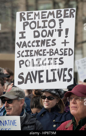 Boston, Massachusetts, USA. 19. Februar 2017.  Mehr als 1.000 Wissenschaftler und Wissenschaft Fürsprecher in Copley Square in Zentral-Boston während der Rallye "Stand Up For Science" versammelt. Bildnachweis: Chuck Nacke/Alamy Live-Nachrichten Stockfoto