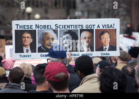 Boston, Massachusetts, USA. 19. Februar 2017.  Mehr als 1.000 Wissenschaftler und Wissenschaft Fürsprecher in Copley Square in Zentral-Boston während der Rallye "Stand Up For Science" versammelt. Bildnachweis: Chuck Nacke/Alamy Live-Nachrichten Stockfoto