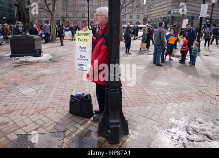 Boston, Massachusetts, USA. 19. Februar 2017.  Mehr als 1.000 Wissenschaftler und Wissenschaft Fürsprecher in Copley Square in Zentral-Boston während der Rallye "Stand Up For Science" versammelt. Bildnachweis: Chuck Nacke/Alamy Live-Nachrichten Stockfoto