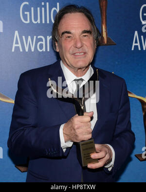 Beverly Hills, ca, USA. 19. Februar 2017. Drehbuchautor/Regisseur Oliver Stone stellt mit den Laurel Award für Screenwriting Leistungen während der 2017 Writers Guild L.A. Preisverleihung bei The Beverly Hilton Hotel in Beverly Hills, Kalifornien am 19. Februar 2017. Bildnachweis: Das Foto Zugang/Alamy Live-Nachrichten Stockfoto