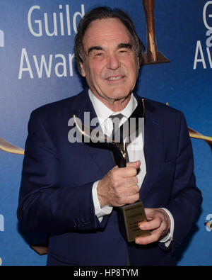 Beverly Hills, ca, USA. 19. Februar 2017. Drehbuchautor/Regisseur Oliver Stone stellt mit den Laurel Award für Screenwriting Leistungen während der 2017 Writers Guild L.A. Preisverleihung bei The Beverly Hilton Hotel in Beverly Hills, Kalifornien am 19. Februar 2017. Bildnachweis: Das Foto Zugang/Alamy Live-Nachrichten Stockfoto