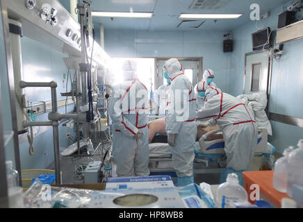 Wuhan, Wuhan, China. 12. Februar 2017. Wuhan, CHINA-12. Februar 2017: (nur zur redaktionellen Verwendung. CHINA HERAUS). Ärzte bieten medizinische Behandlung für einen H7N9 Patienten in einem Krankenhaus in Wuhan, Hubei Provinz Zentral-China, 12. Februar 2017. Statistiken zeigten, dass 22 Patienten vom 13. Februar als H7N9 in Hubei diagnostiziert wurden. Bildnachweis: SIPA Asien/ZUMA Draht/Alamy Live-Nachrichten Stockfoto